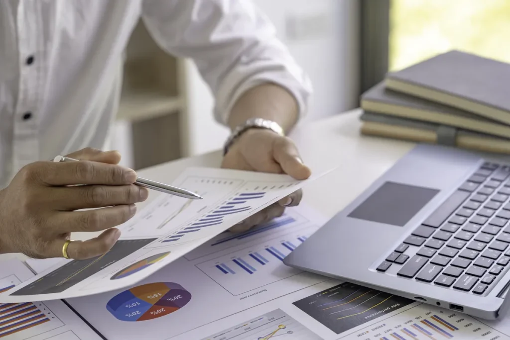 businessman-analyzing-the-graph-at-desk-sales