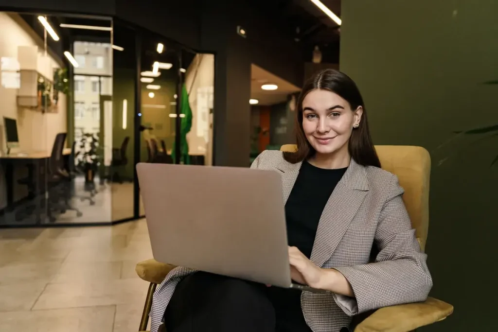 happy-person-in-the-office-communicating