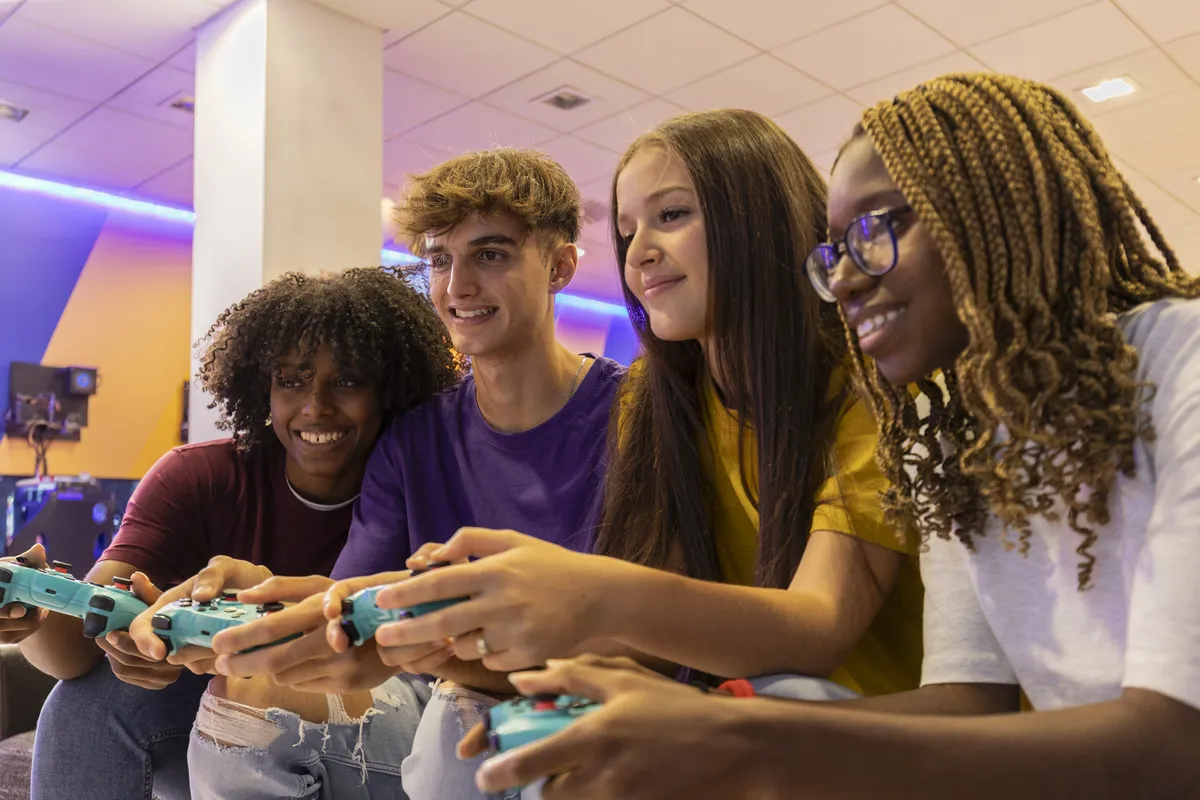 multiplayer-multicultural-teenagers