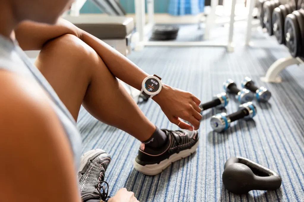 using-a-smart-watch-while-working-out-at-the-gym