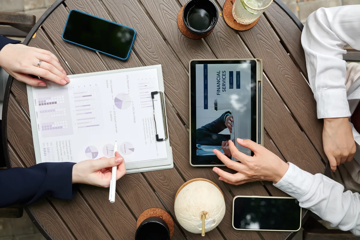 businesswomen-using-financial