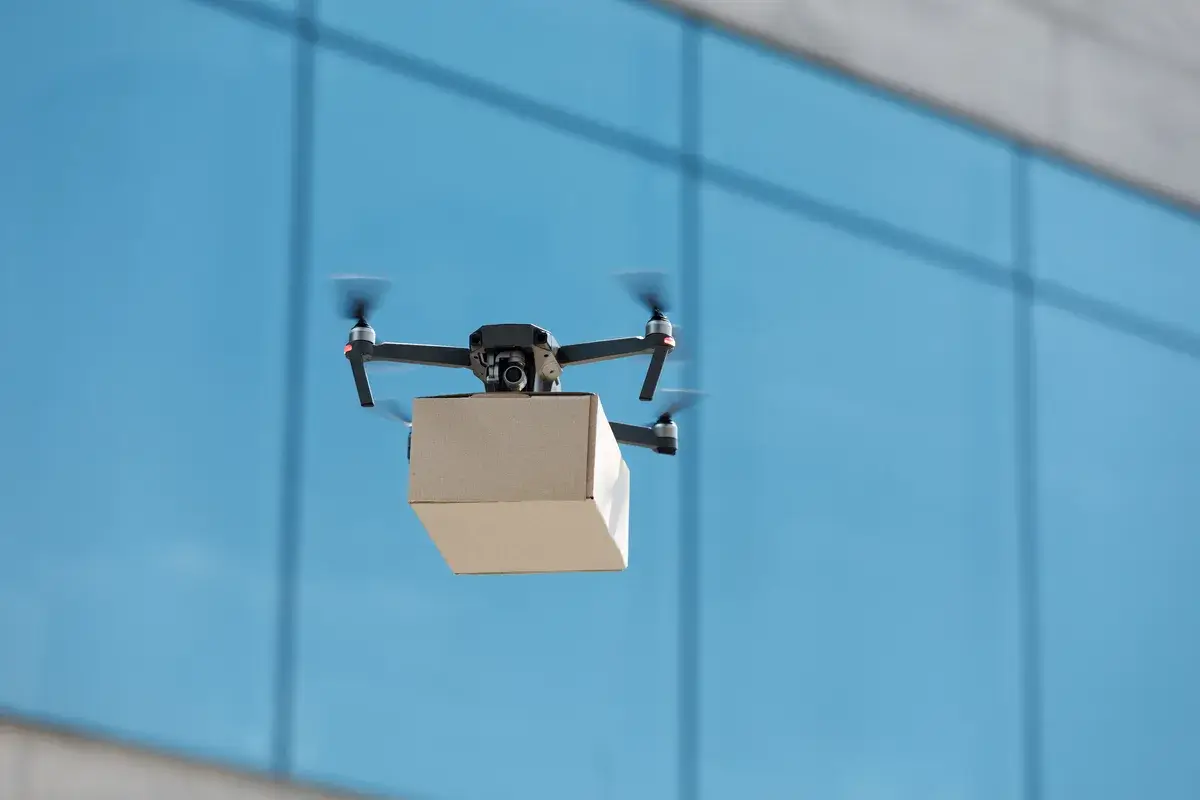 innovation-drone-fast-delivery-concep
