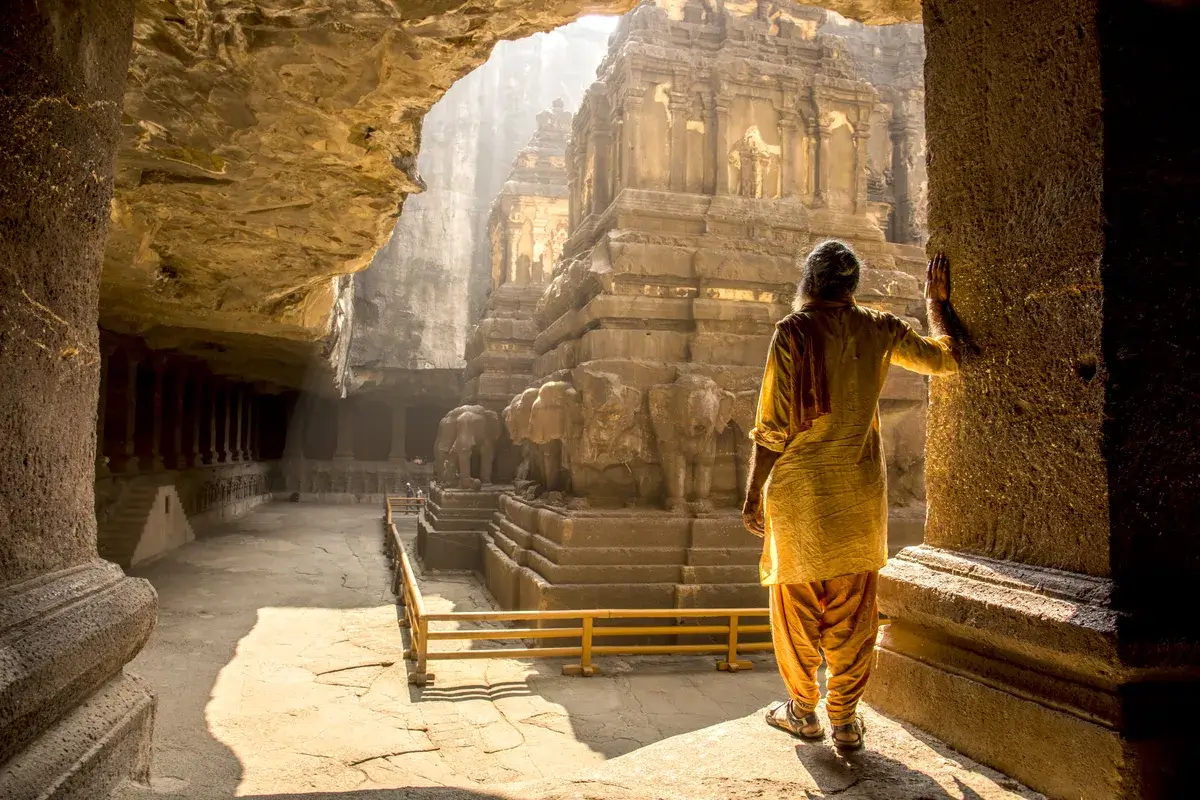 hindu-sadhu-the-holy-men-visiting