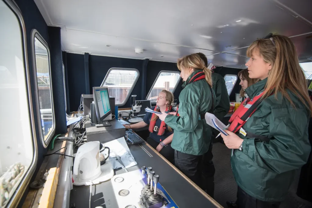 marine-biologists-in-laboratory-on