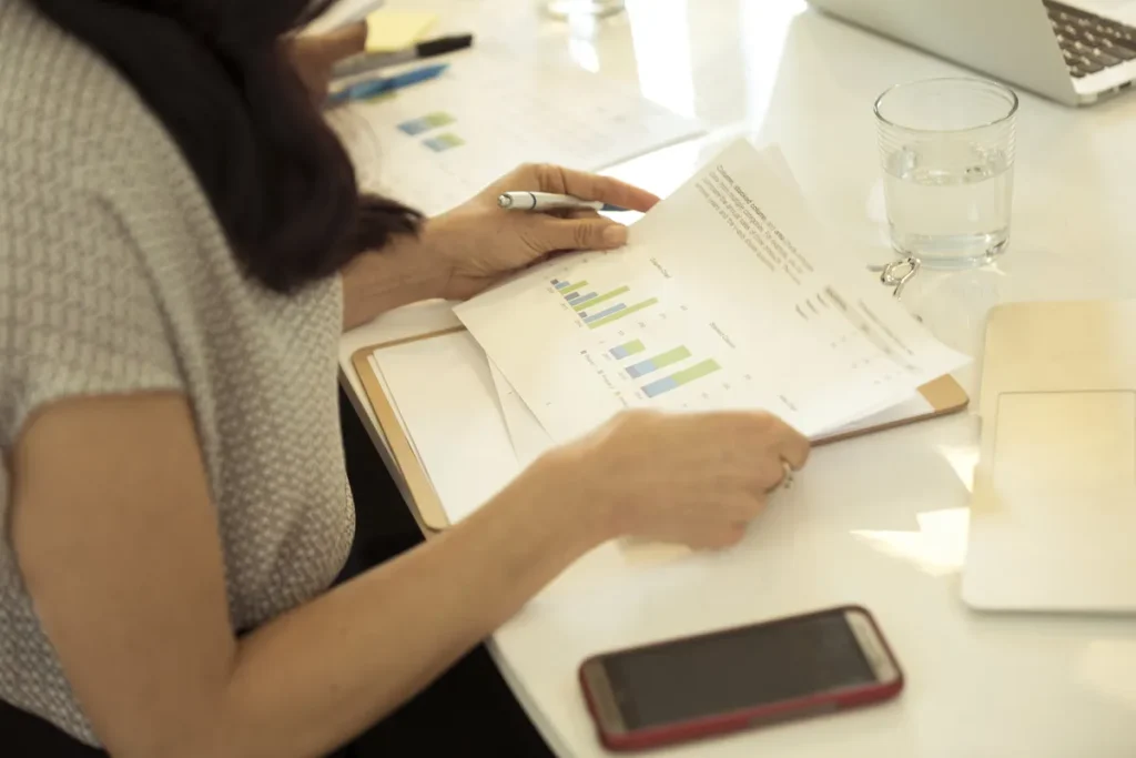 businesswoman-looking-at-bar