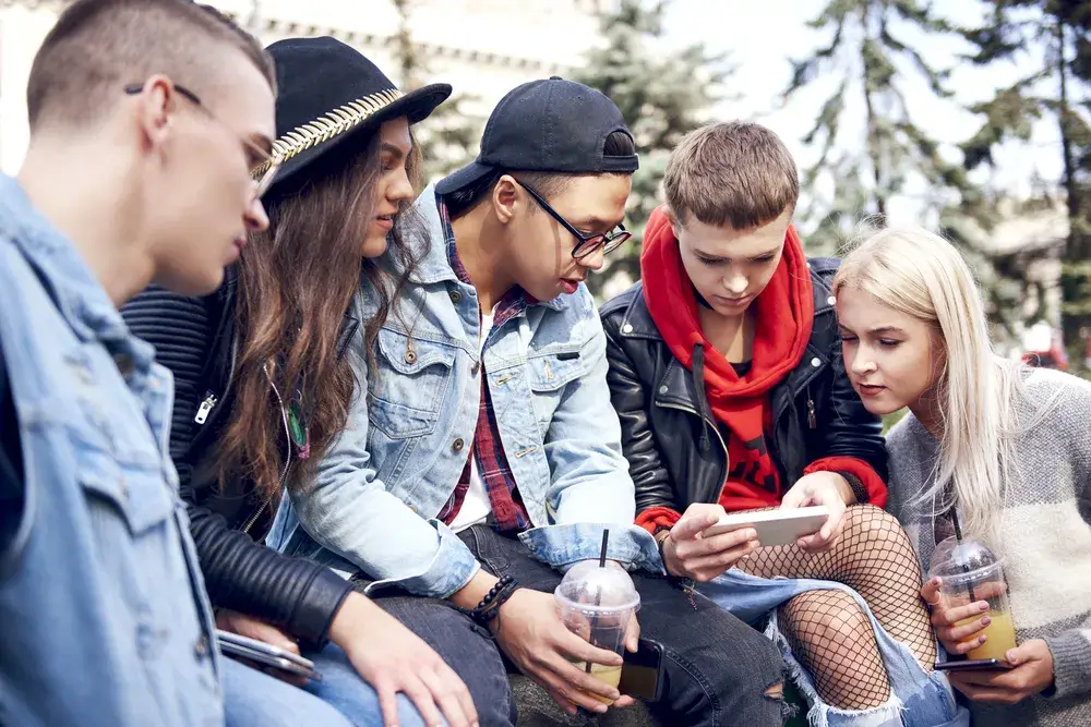 five-young-adult-friends-sitting