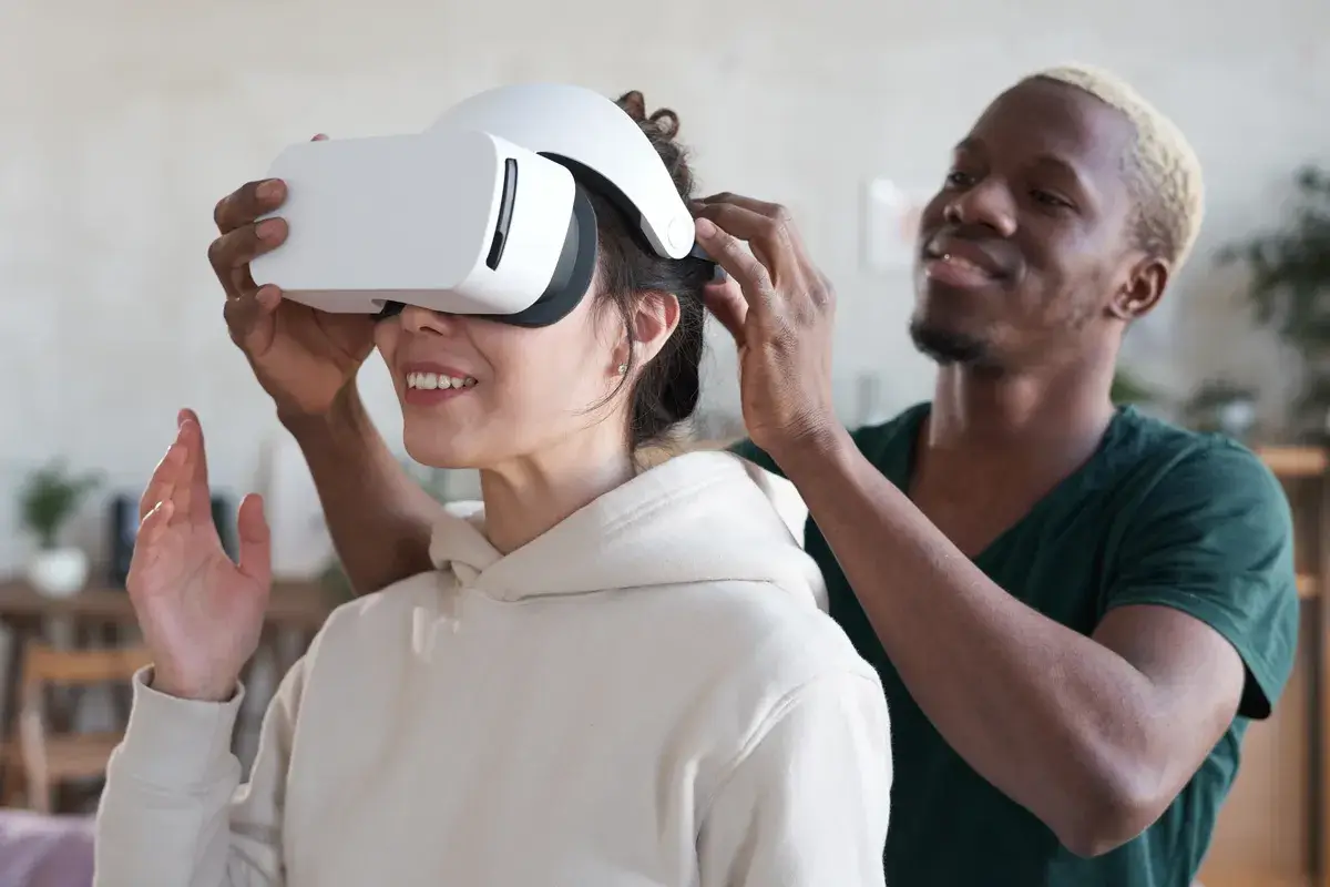 man-showing-virtual-reality-to-woman