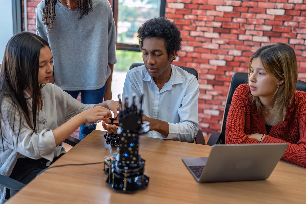 teenager-children-learning-with-new-innovation