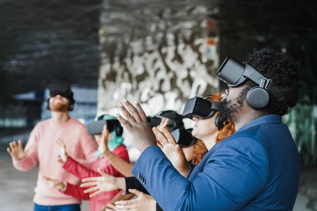 young-people-wearing-virtual