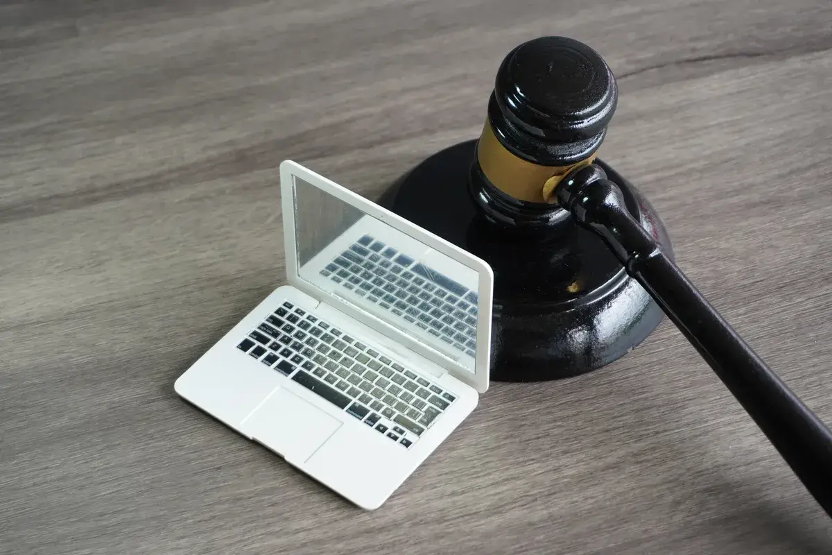 closeup-image-of-judge-gavel-and-laptop