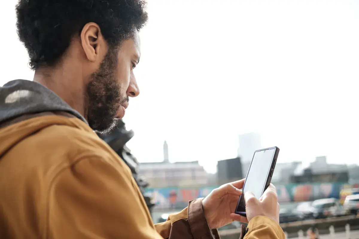 tourist-using-smartphone-navigation-app