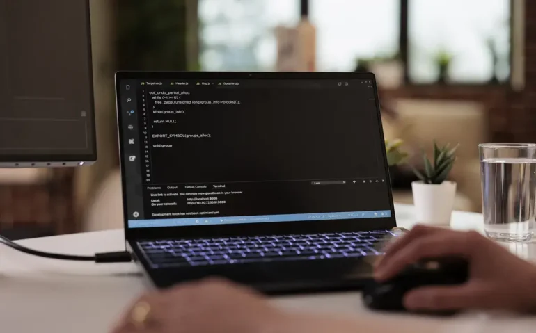 asian-web-developer-using-terminal