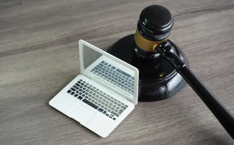 closeup-image-of-judge-gavel-and-laptop
