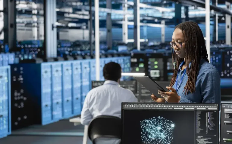 data-center-engineer-uses-ai-visualization