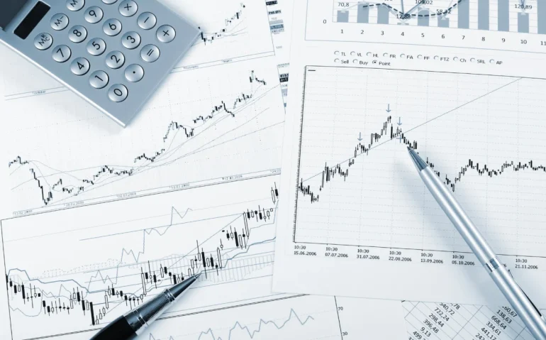 financial-analysis-with-charts-pen-and-calculator