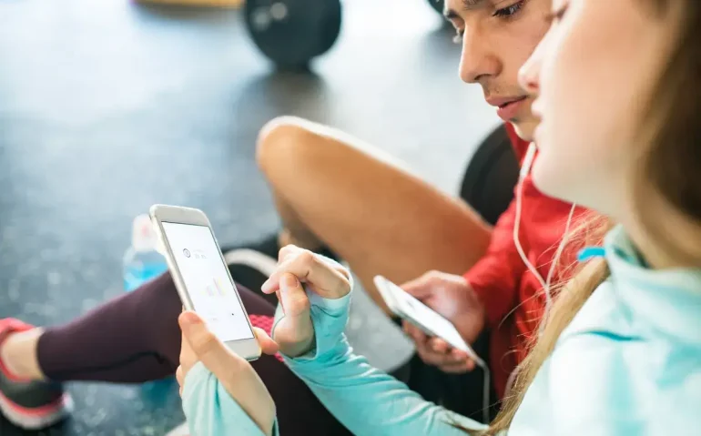 fit-couple-in-modern-crossfit-gym