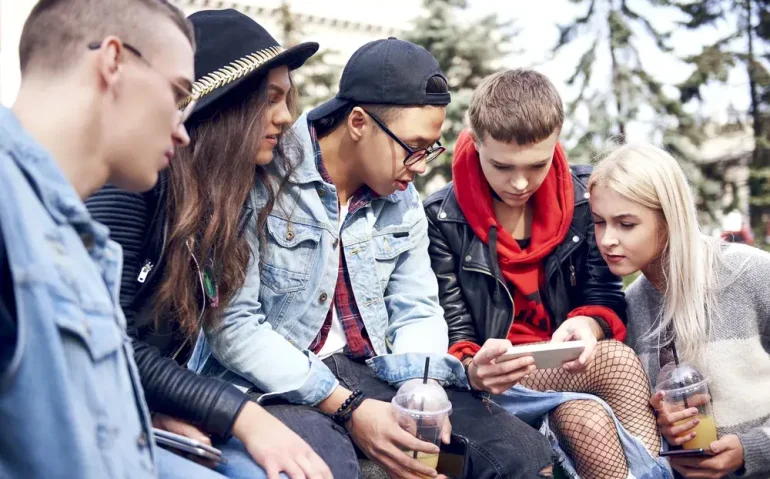 five-young-adult-friends-sitting