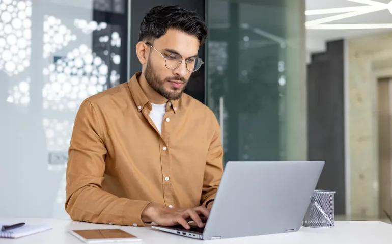 focused-man-working-on-laptop