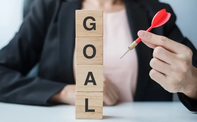 hand-holding-red-dart-over-goal-block-target