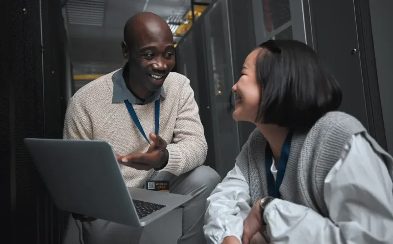 laptop-server-room-or-technician