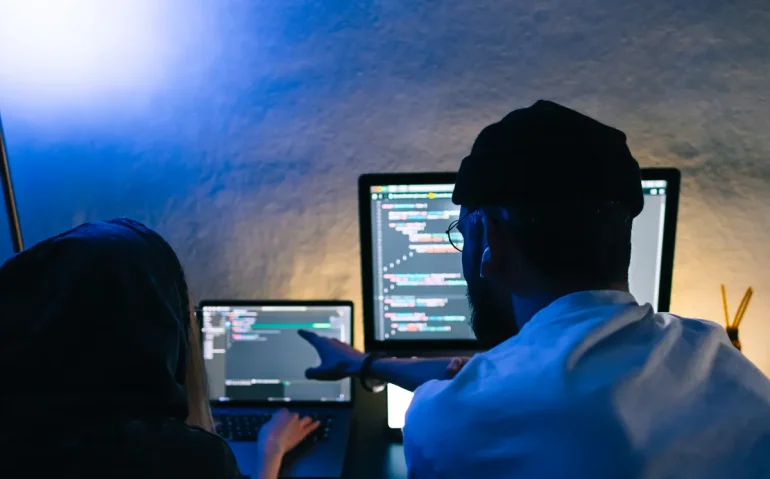 mobile-developers-team-writes-program