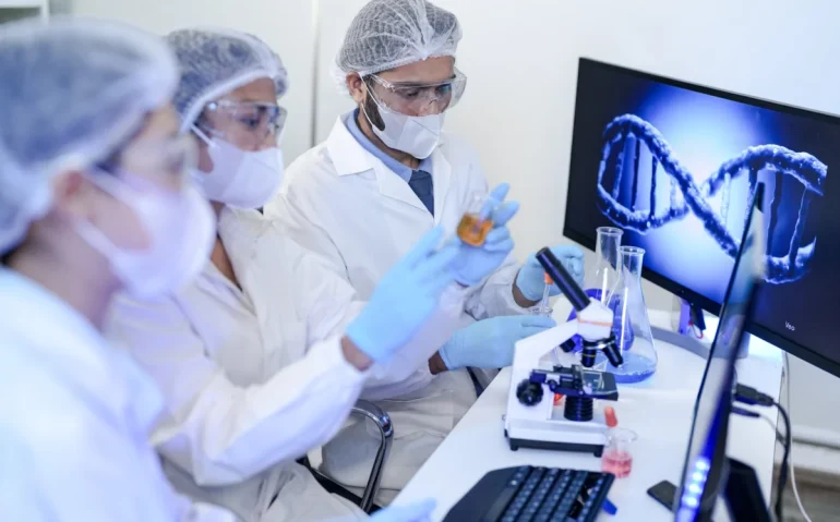 scientists-working-in-lab
