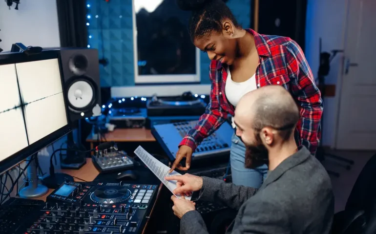 sound-operator-and-female-singer