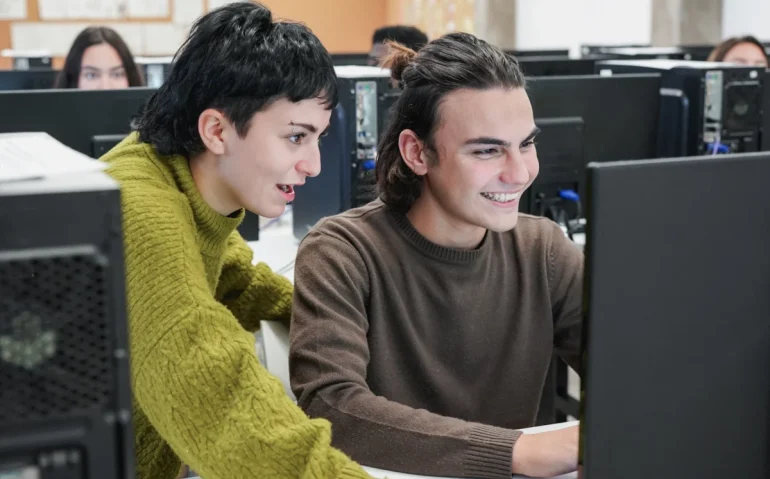 students-collaborate-with-computers