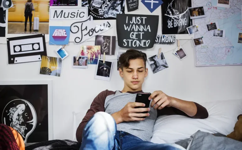 teenage-boy-using-smartphone