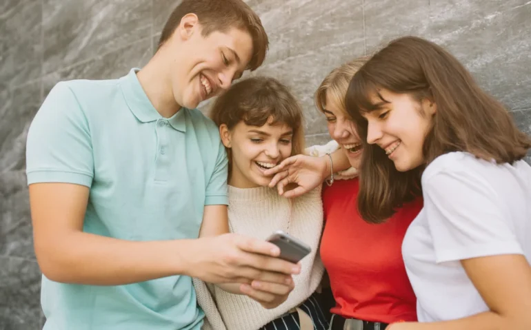 three-happy-friends-laughing