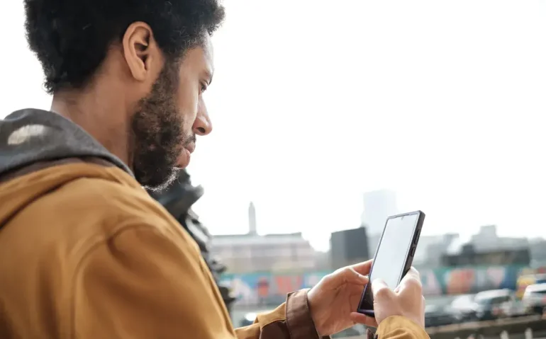 tourist-using-smartphone-navigation-app